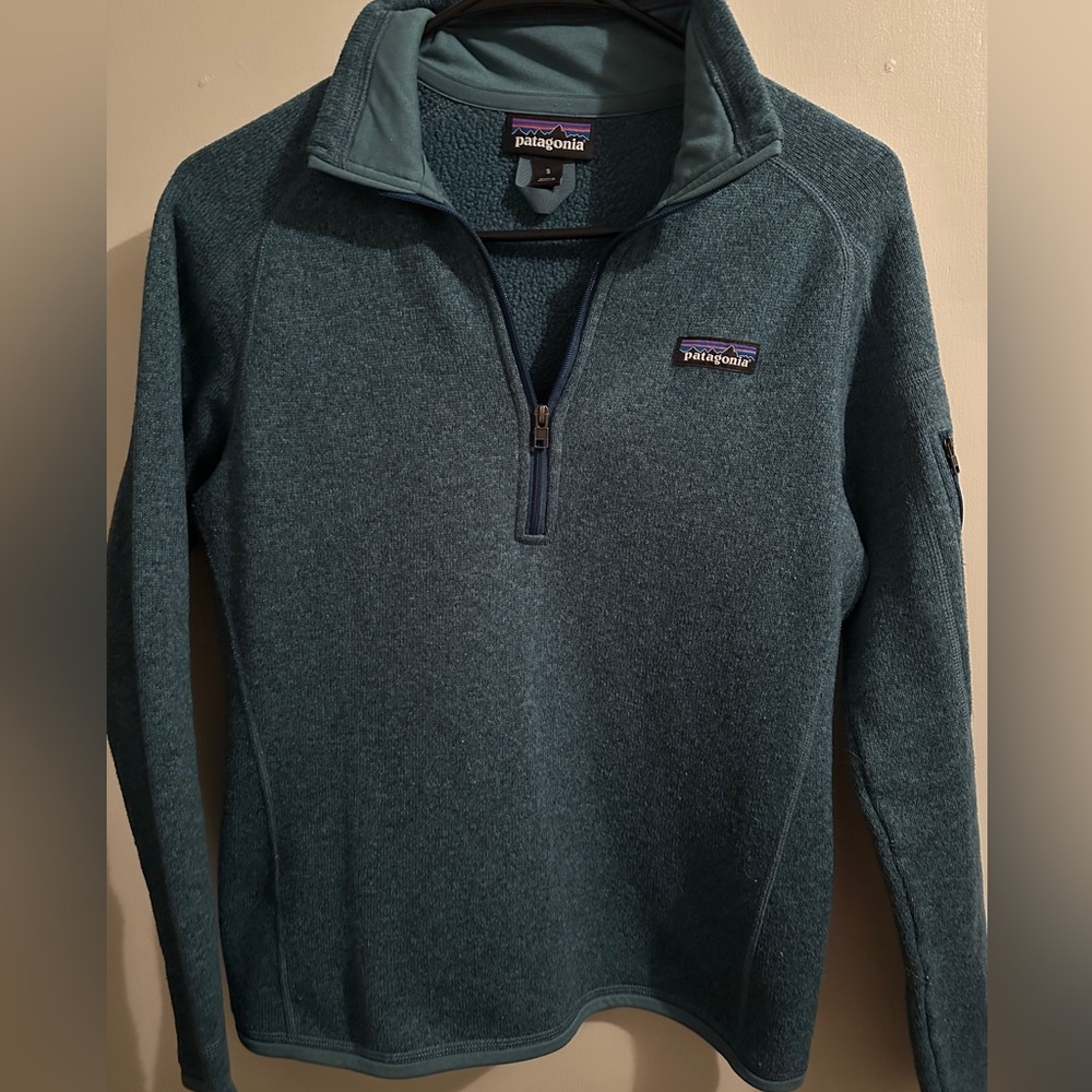 Patagonia half zip in this gorgeous teal color. Size small!